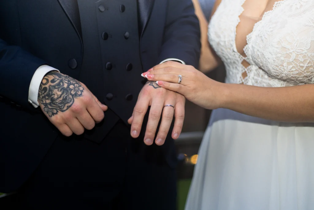 Détails des alliances de mariage pendant la cérémonie - LignyPicture