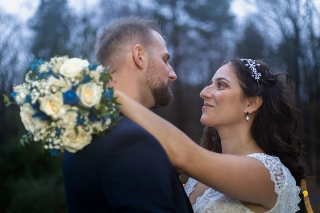 Photographie de mariage, couple et lumière naturelle - LignyPicture