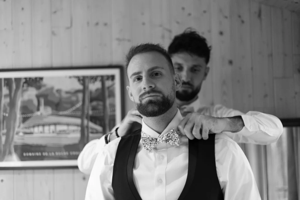 Préparatifs du marié, ajustement du costume de mariage - LignyPicture