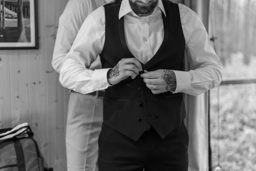 Éclats de rire et complicité pendant le cocktail - LignyPicture