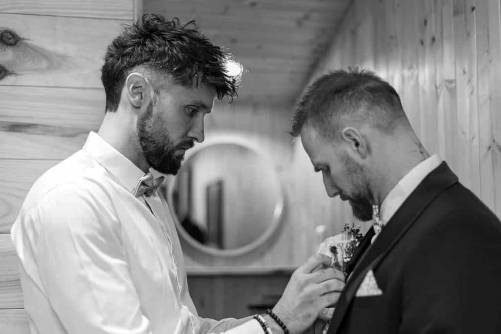 Photo de groupe festive et joyeuse lors d'un mariage - LignyPicture