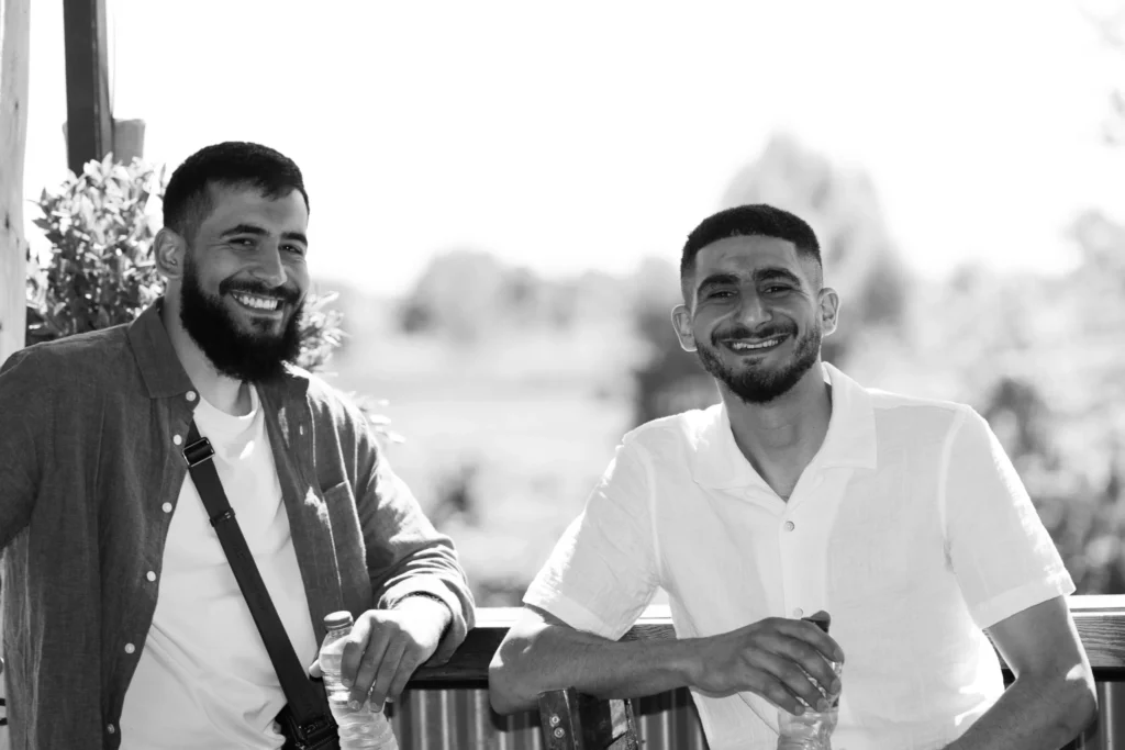 portrait de deux ami lors d'un mariage