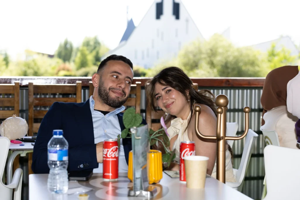 un couple est à table pendant un mariage