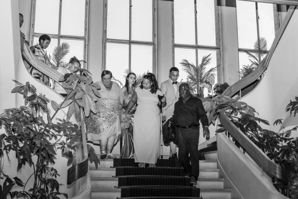 famille qui descend les marches de la mairie