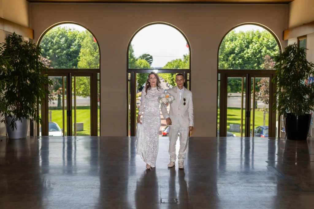 la mariée et le témoin entre dans la mairie