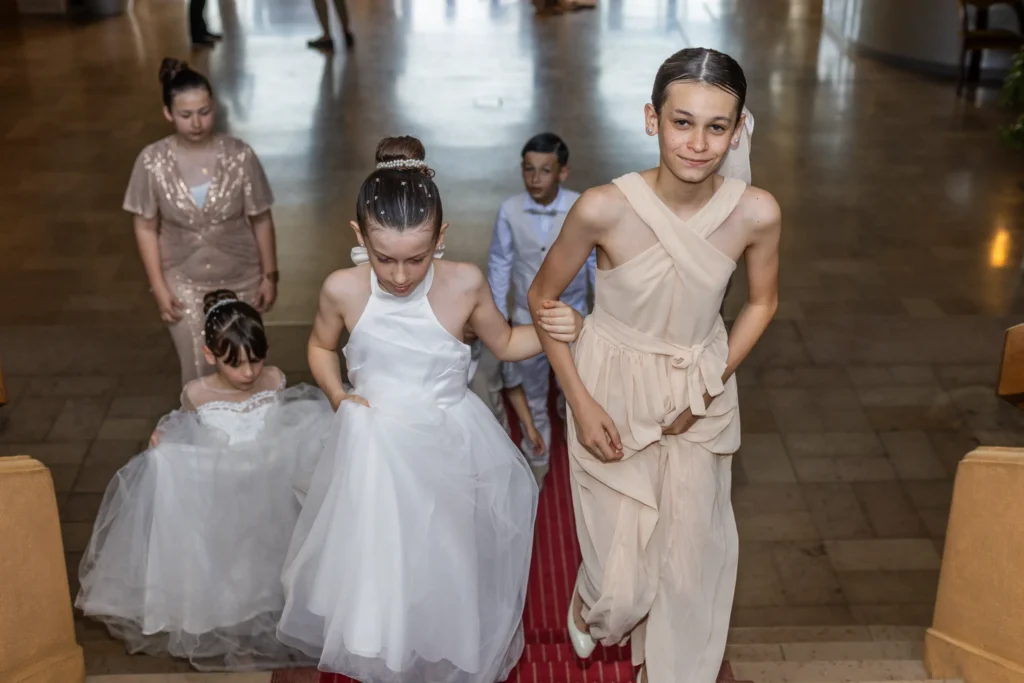 Les enfants montent les marches