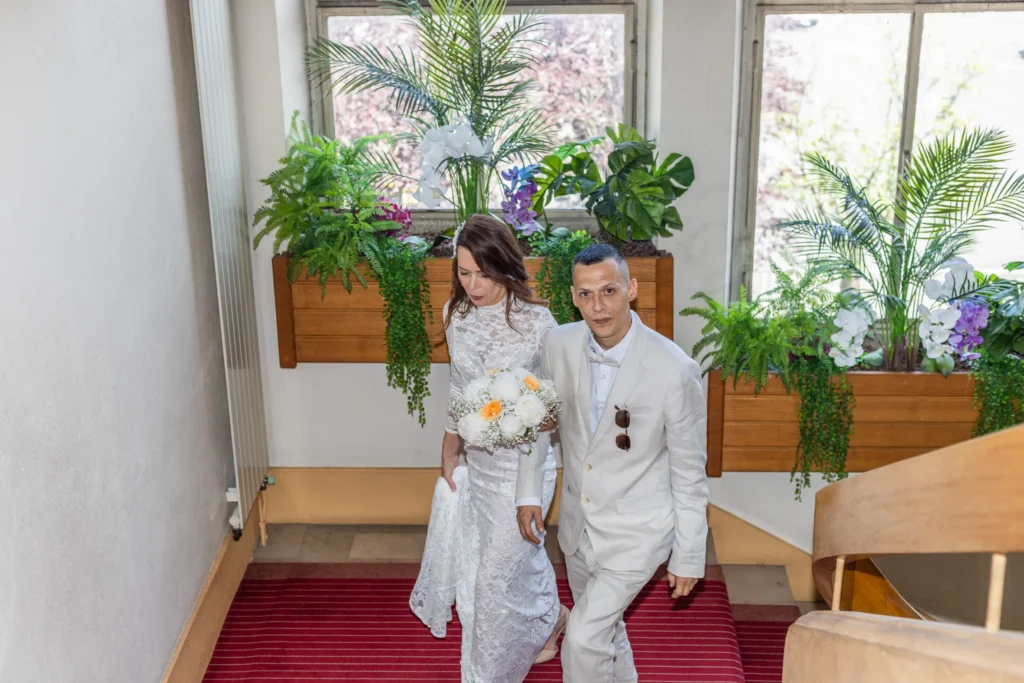 la mariée monte les marches avec son témoin