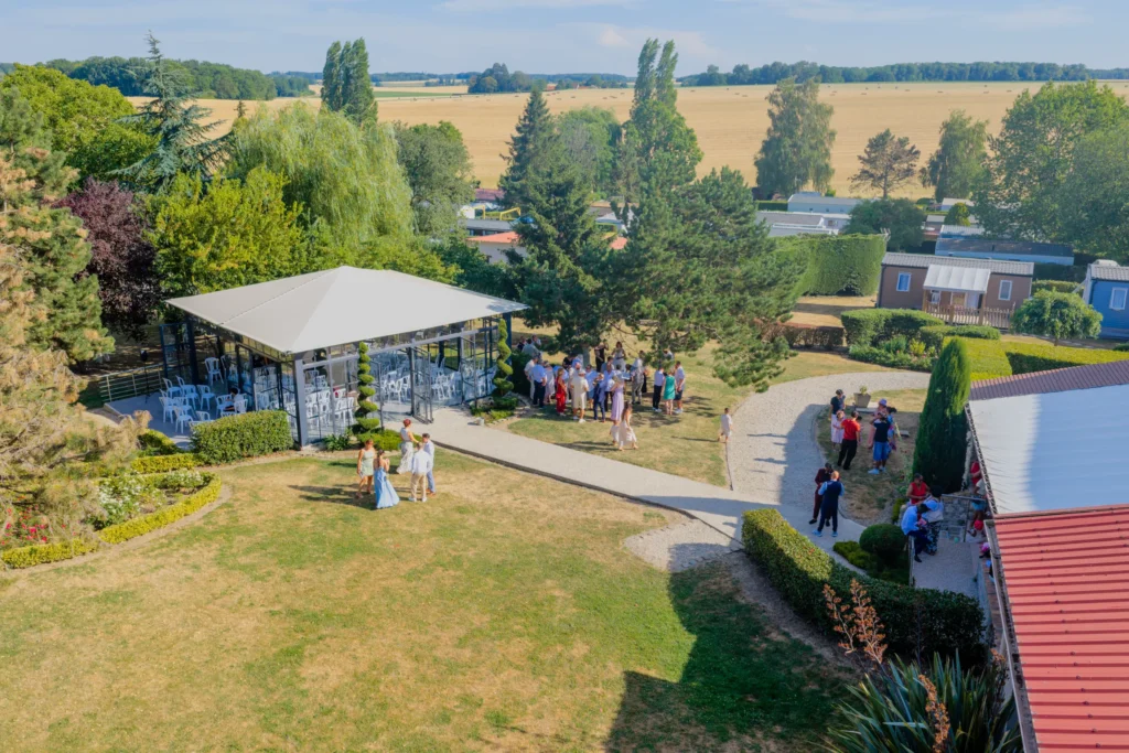 Photographie aérienne prise lors d'un mariage pendant le vin d'honneur, dans un grand domaine de l'Hérault